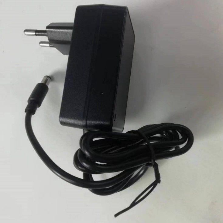 CE 12.6 V 2A Cargador EU Plug DC5521 Conector en barril Para el uso de baterías de 12 V