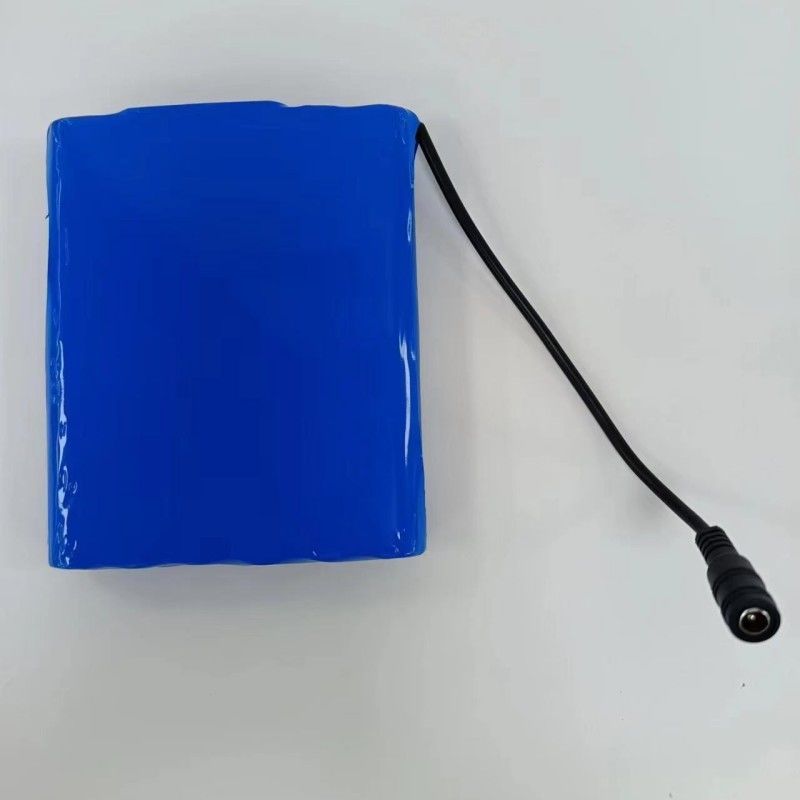 Batería del tipo Slim 18650 6S2P 22.2V 5Ah con conector DC 5.5x2.1mm BMS en la parte superior