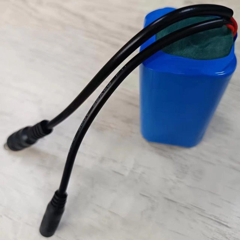 Batería de 7,4 V Capacidad máxima para 4 celdas 18650 Batería con enchufe de corriente continua
